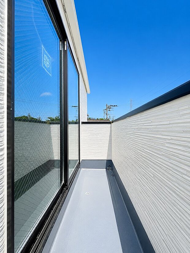 南西に大きく面したバルコニーは太陽の光をいっぱい受け止めてくれます。太陽の光と爽やかな風を受けたお洗濯物はあっという間に乾き、取りこむ時には太陽の匂いを感じられそうですね。(3号棟)