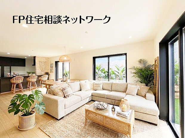 家族と過ごす時間を大切にしたい方にぴったりのゆとりある住空間です。窓からの日差しがリビングの隅々までしっかりと届きます。本画像はAIがCGで家具作成しております。販売価格には含まれておりません。

