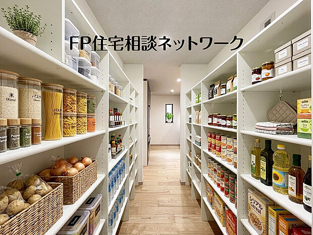 左右に広がる大容量の可動棚。ライフスタイルに合わせて自由にアレンジできるので、スッキリとした暮らしを実現します。本画像はAIがCGで小物を作成しております。販売価格には含まれておりません。

