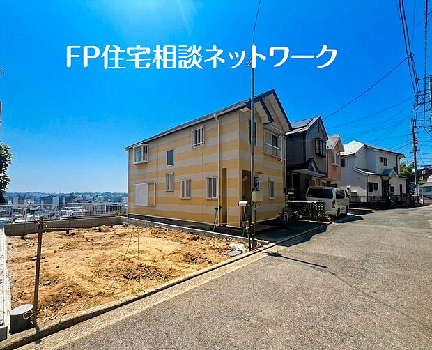 前面は車通りの少ない道路。道路との段差もないので、お車の出し入れが苦手な方も安心ですね。しっかり舗装もされており、ベビーカーや自転車でも快適に通行できます。