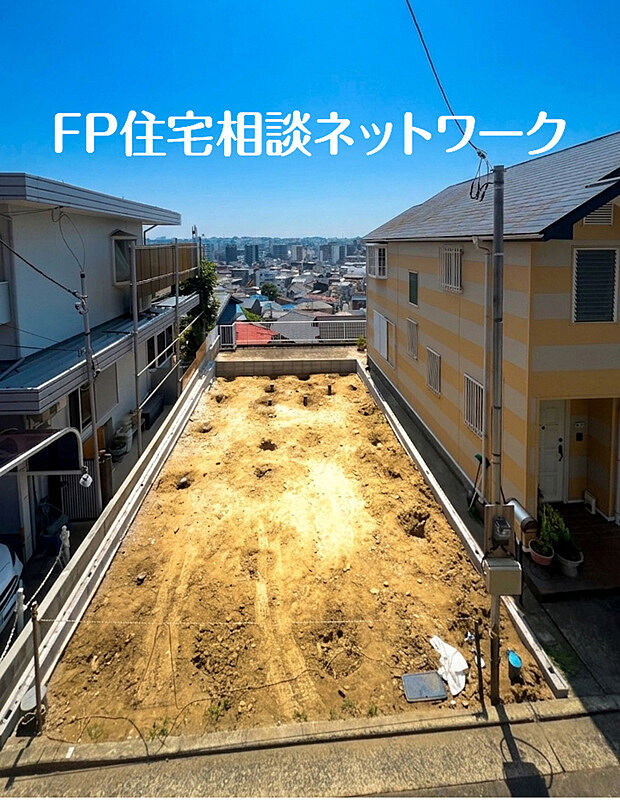 高台に位置し眺望良好。周辺からの視線もないので、空を広く感じる解放的な住まいに。また、プライバシーを確保しやすい静かな環境も大きなメリットです。