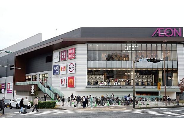 イオン天王町ショッピングセンターまで600ｍ。食材から日用品、グルメまで何でも揃う大型商業施設。駅からのフラットな帰り道にあり、日々の買い物や週末のお出かけを豊かに彩ります。