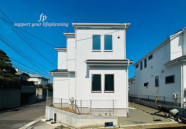【類似外観同仕様】施工例のため分譲中の建物とは外壁、屋根開口部等の形状・仕様が異なります。