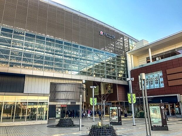 たまプラーザ駅まで3100m。東急田園都市線の急行停車駅。美しが丘エリアをはじめとする住宅街は緑豊かで、落ち着いた景観が保たれています。洗練された街並みと利便性でファミリー層に人気の街。