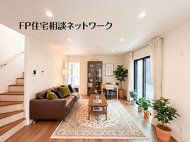 リビング＜2号棟＞～本画像はAIがCGで家具作成しており、実際の現地に家具は設置されておりません。また、販売価格に家具等は含まれておりません。