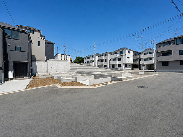 全10棟の大型分譲地。比較的子育て世代が多く、入居時期も近いので、ご近所付き合いがしやすそう。お子様がいるご家庭には嬉しい住環境ですね。
