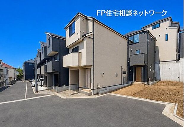 【類似外観同仕様】施工例のため分譲中の建物とは外壁、屋根開口部等の形状・仕様が異なります。