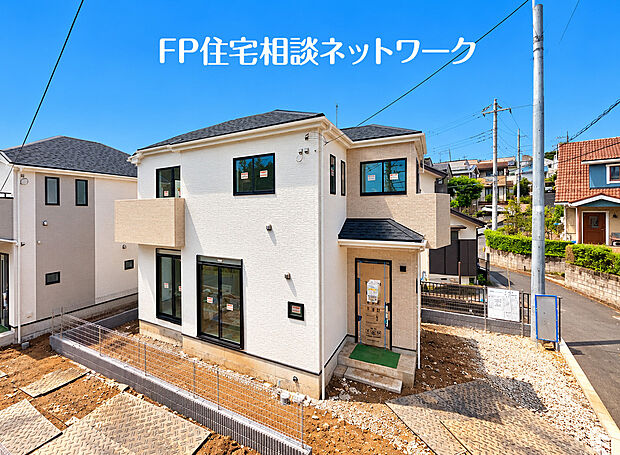 白を基調にした外観。長く愛着を持って住むからこそシンプルな色目に仕上げました。アクセントカラーで外壁を分けることで立体感が生まれ、どの角度からでも異なる表情を感じることが出来ます。
