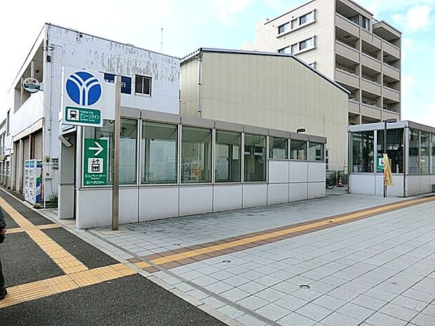 高田駅まで1100m。グリーンラインを利用することで、日吉駅まで約5分でアクセス可能です。日吉駅で東急東横線に乗り換えれば、横浜駅まで約25分、渋谷駅まで約35分程度で到着できます。