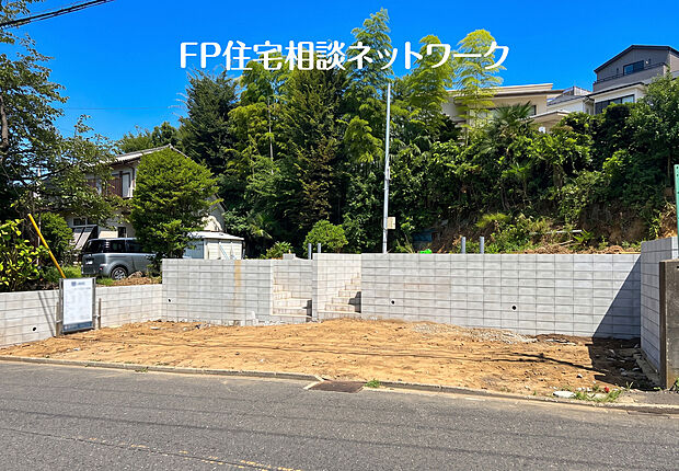 青空と緑が似合う閑静な住宅街に、新築一戸建てが登場!日当たりと風通しの良い開放的な立地で、ご家族皆さんがのびのびと暮らせる住環境が整っています。