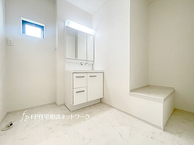 【広々とした洗面室】窓付で光が入り明るい洗面室。収納力と機能性に優れた洗面台で、毎朝の身支度が気持ちよく出来そうですね。