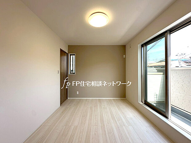 【ペアガラス】2枚のガラスの間に空気層が設けられたガラスです。断熱効果が高く、冷暖房の使用量を減らすことができます。結露が発生しにくいためサッシ周りのカビの予防にもなります。