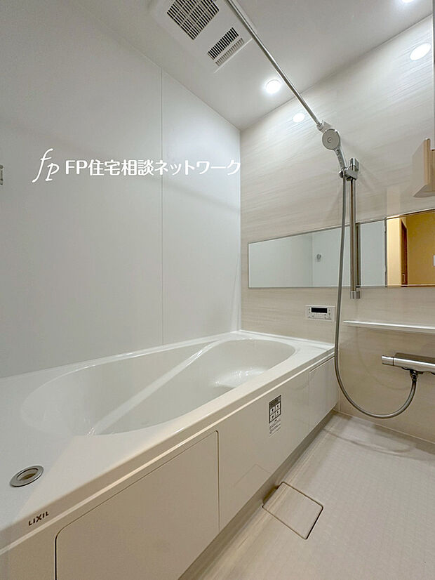 【浴室換気乾燥暖房機】カラッとしない日が続き、外干しで乾きにくい時季などに重宝する、浴室換気乾燥機付です。花粉シーズンや、早く乾かしたい時など、様々な場面で家事の効率もUPします。