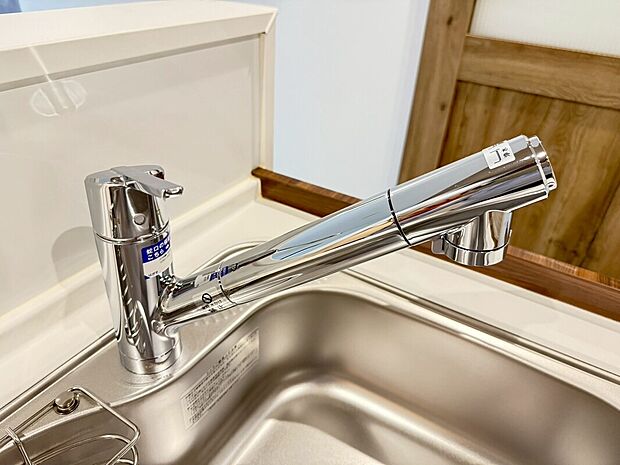 【浄水器】キッチンには浄水器を標準装備。最近は水を飲むという場面以外にも料理で使用したり、野菜を洗う場合もキレイな水で洗いたいという人が増えてきています。