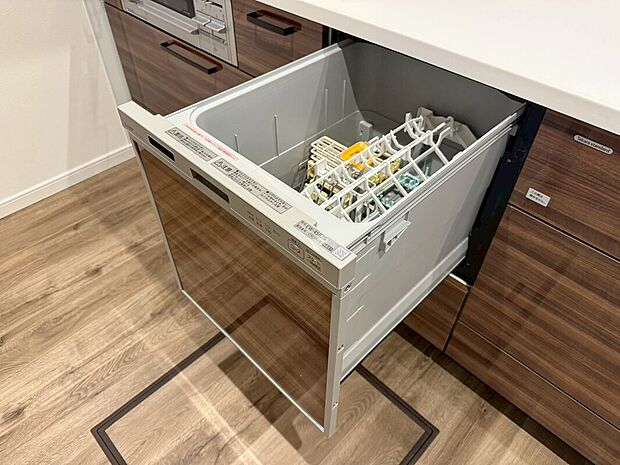 【自動食器洗浄乾燥機】あったらいいなの代表的な設備である食洗機。ビルトイン型なので、おさまりもよく、使い勝手も良好です。