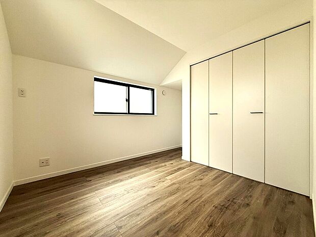 【大型クローゼット付き洋室】収納力が豊富な大型クローゼット。普段着やスーツはもちろんのこと、コート類などもしっかり掛けられます。奥行きもあるので、収納ボックスもそのまましまえて部屋がスッキリしますね。