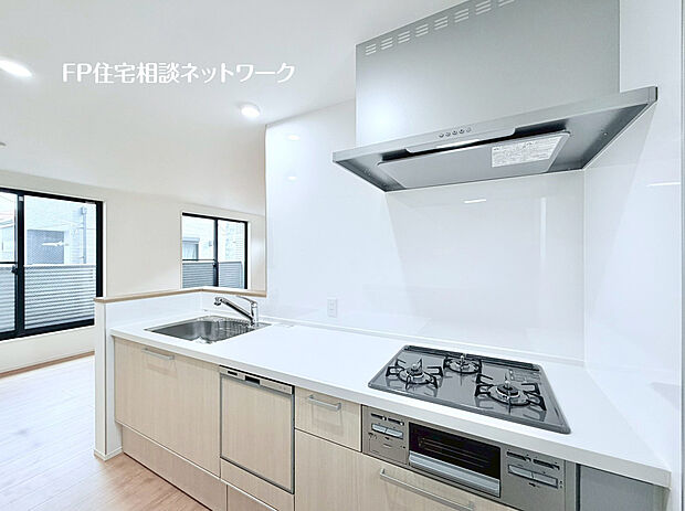 【収納たっぷりシステムキッチン】広々キッチンは収納も大容量。お鍋やフライパン、油や調味料はもちろんのこと、ビールや非常食なども収納できるほどの収納スペースを確保しています。キッチンがスッキリすると食事の支度や片付けがはかどりますね。