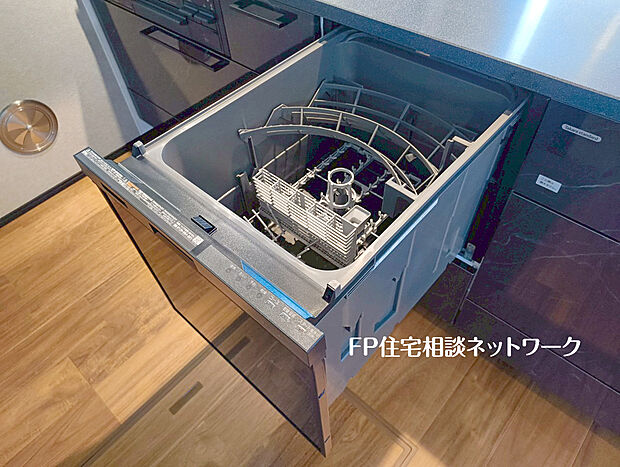 【食器洗浄乾燥機】手間をかけずに食後の後片付けができる食器洗浄乾燥機。食器の出し入れがスムーズなスライドタイプ。高温で洗うのでしつこい油よごれもすっきり落ち、除菌もできます。また手洗よりも節水でき、節約にもなります。