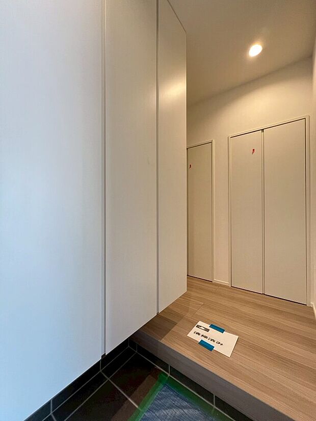 【全棟 玄関近くの廊下収納付き】寒い季節は家族それぞれのコートや帽子を収納すれば、帰宅後すぐに片付きます。出かける時に必ず使う買物バッグや、子供達のスポーツ用品を入れるのも良いですね。