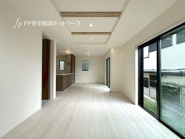 【大きな窓から光が降りそそぐ床暖房付リビング】空気もクリーンでご家族に優しい床暖房付。足元からポカポカ暖めるので空気を乾燥させることがなく、小さなお子様やお肌を気にする女性にもピッタリ。暖かな部屋に自然と集まるので、団らんの時間が増えますね!