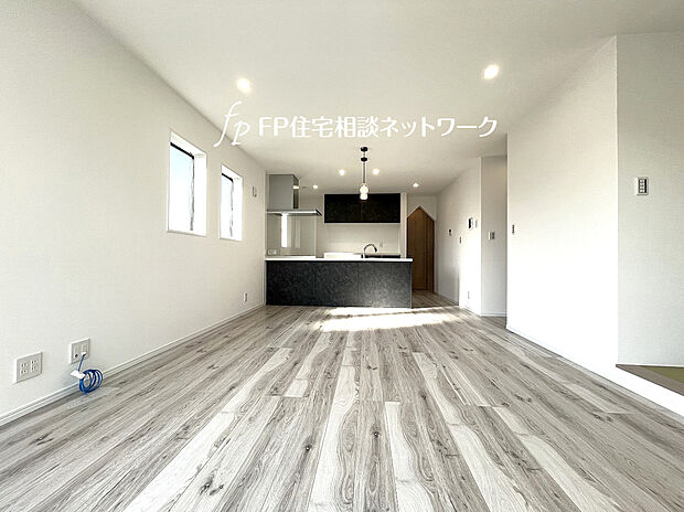 【家族だんらんのリビング】18帖の広々LDK。導線もしっかりと取れているので、ソファーなどの家具もしっかりと配置できます。