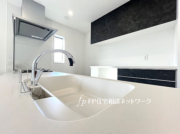 【浄水器内蔵一体型水栓】浄水器を内蔵したキッチン水栓。お米を研いだり、野菜を洗ったりするときなど用途に応じてワンタッチで浄水に切り替えが可能です。カートリッジ式なので、フィルターを簡単に交換する事が出来ます。