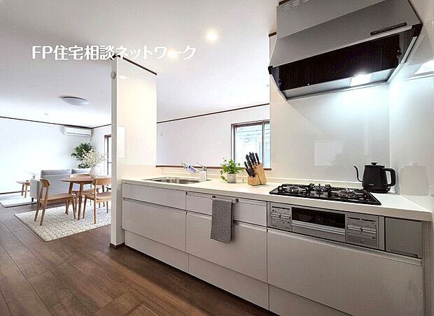 【コミュニケーションが捗る対面キッチン】新しいキッチンは食事の支度が捗ります。お手伝いをしてくれるお子様と並びながら準備や片付けが出来るキッチンは、ご家族のコミュニケーションを育む場として活躍します。何気ない時間ですが、大切にしたいですね。