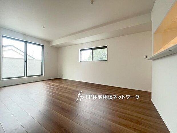 【バルコニーのあるリビング】開放感のある2階リビングは陽当たりも良く明るい日差しが射し込みます。また、道路からの目線も気になりにくいのでプライバシーも守られやすいですね。ご家族団欒のスペースとして大活躍するLDKです。