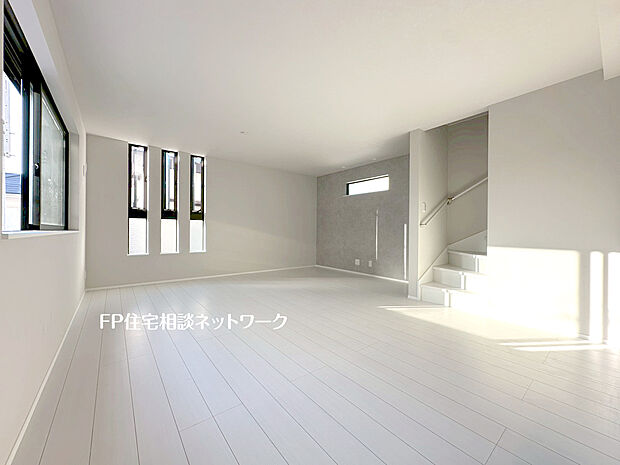 【広々18帖以上のリビング】（2号棟）家族だんらんのスペースとなるリビング。窓が多い設計なので色々な角度から光が取り込めます。明るいリビングで新しい生活を。