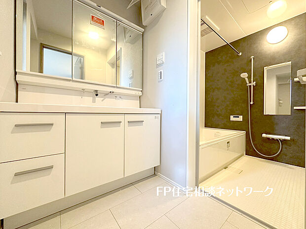 【水回り集中し家事動線良好】キッチンの近くに洗面脱衣所・バスルームを配置しました。水回りを集中させれば、お風呂の準備、朝の支度や洗濯、食事の用意などの忙しい日常の家事が効率的にできます。