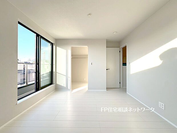 【全室収納付き　すっきり片付く】全居室に大型の収納クローゼットを完備。普段使いのお洋服や小物はもちろん、季節物のお洋服などもしっかりと整理整頓出来ます。居室空間を隅々まで使えるのが嬉しいですね。主寝室はウォークインクローゼット付。