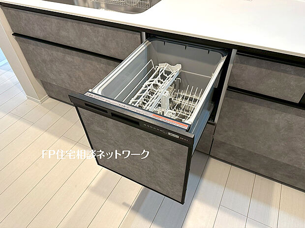 【食器洗乾燥機】手間をかけずに食後の後片付けができる食器洗乾燥機。食器の出し入れがスムーズなスライドタイプ。高温で洗うのでしつこい油よごれもすっきり落ち、除菌もできます。また手洗よりも節水でき、節約にもなります。