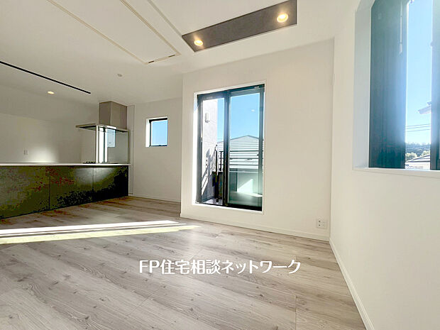 【ペアガラス】2枚のガラスの間に空気層が設けられたガラスです。断熱効果が高く、冷暖房の使用量を減らすことができます。結露が発生しにくいためサッシ周りのカビの予防にもなります。