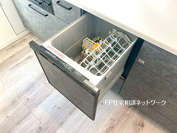 【食器洗浄乾燥機】手間をかけずに食後の後片付けができる食器洗浄乾燥機。食器の出し入れがスムーズなスライドタイプ。高温で洗うのでしつこい油よごれもすっきり落ち、除菌もできます。また手洗よりも節水でき、節約にもなります。