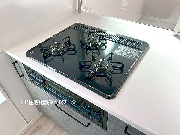 【三口ガスコンロ】火力が目に見えるため使いやすいという方が多いガスコンロ。同時進行で調理できる3口コンロなので時間短縮できて、おかずがもう一品増やせそうです。