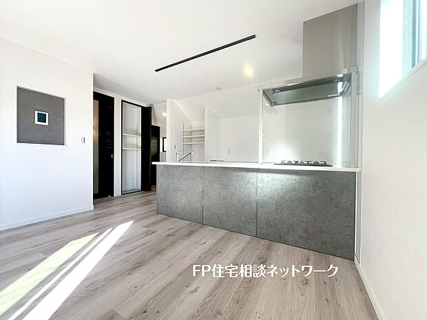 【空間の広がりを感じるペニンシュラキッチン】リビングを見渡せる対面式キッチンは、ご家族との会話もできて毎日のお料理が楽しくなります。リビングで遊ぶお子様にも目が届くので安心して家事が出来ますね。