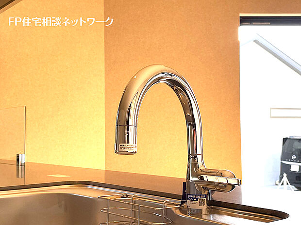 【浄水器】キッチンには浄水器を標準装備。最近は水を飲むという場面以外にも料理で使用したり、野菜を洗う場合もキレイな水で洗いたいという人が増えてきています。