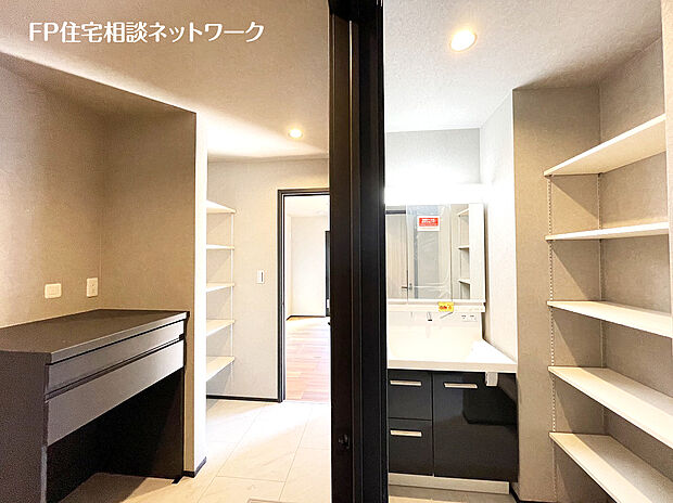 【洗面室・洗面台】洗面所や脱衣所は、タオルや洗剤など意外にものが多いもの。収納場所を確保するのが難しい洗面所に可動式の棚が備え付けられています！ぱっと片付くのでうれしいですね。