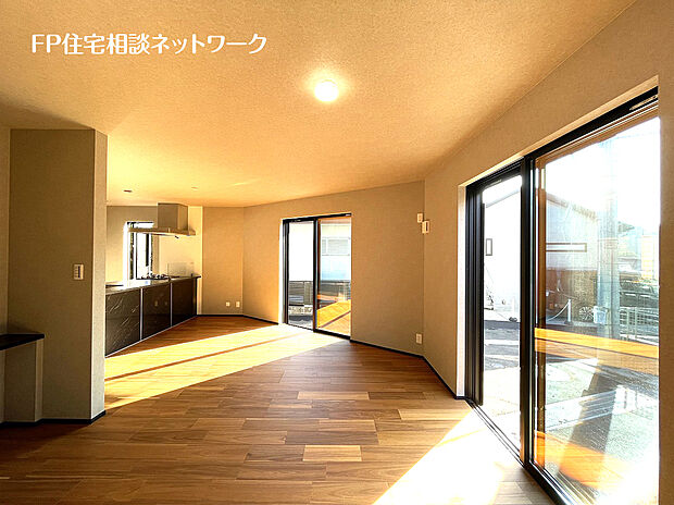 【ペアガラス】遮音性に効果のある複層ガラスを採用！騒音は空気を伝わる音で、ほとんどが窓から漏れているのです。1枚3ミリ程度のガラスが2枚になり、さらに空気層を挟めば効果あり！