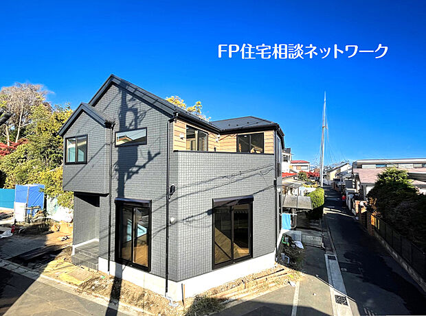 【「中山」駅 徒歩13分！2路線利用可】JR横浜線と横浜市営地下鉄グリーンラインの2路線が利用可能で、通勤・通学にも便利です。駅周辺にはスーパーや飲食店も揃っており、日々の暮らしを快適にサポート。