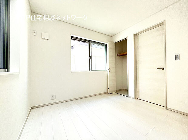 【全室2面採光・クローゼット付きの居室】2面採光でお部屋の隅々まで明るい印象の居室。おひさまの光を、爽やかな風をたっぷりと取り込めます。居室内はいつも明るいので、毎日の生活も自然と明るくなりますね。