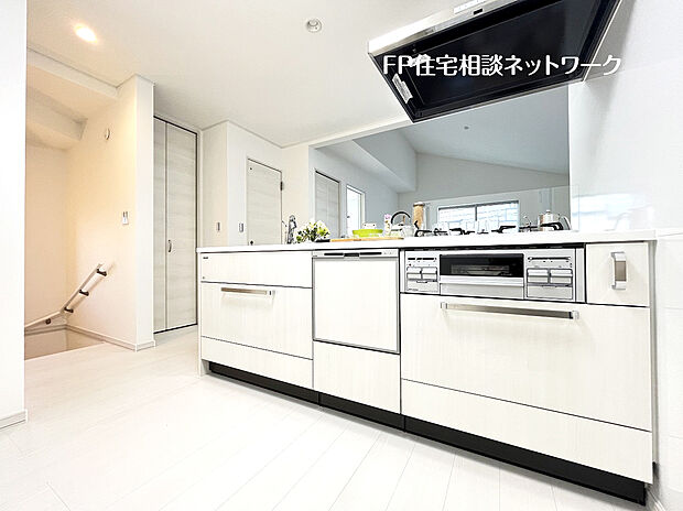 【システムキッチン】機能性とデザイン性を兼ね備えた嬉しいシステムキッチン。浄水器内蔵一体型水栓を採用しており、ワンタッチで浄水に切り替えが可能です。カートリッジ式なので、フィルターを簡単に交換でき便利ですね。