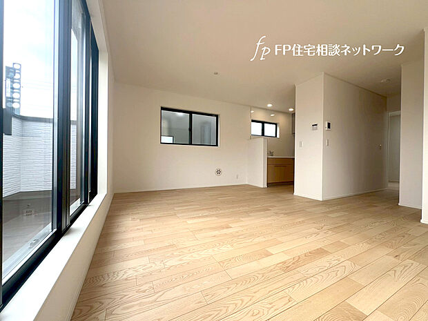 【広々リビング15.59~17.12帖】家族だんらんのスペースとなるリビング。窓が多い設計なので色々な角度から光が取り込めます。明るいリビングで新しい生活を。