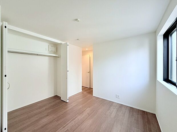 【2面採光・クローゼット付きの洋室】全居室に収納を完備。季節物のお洋服などもしっかりと収納し、居室空間を隅々まで使えるのが嬉しいですね。