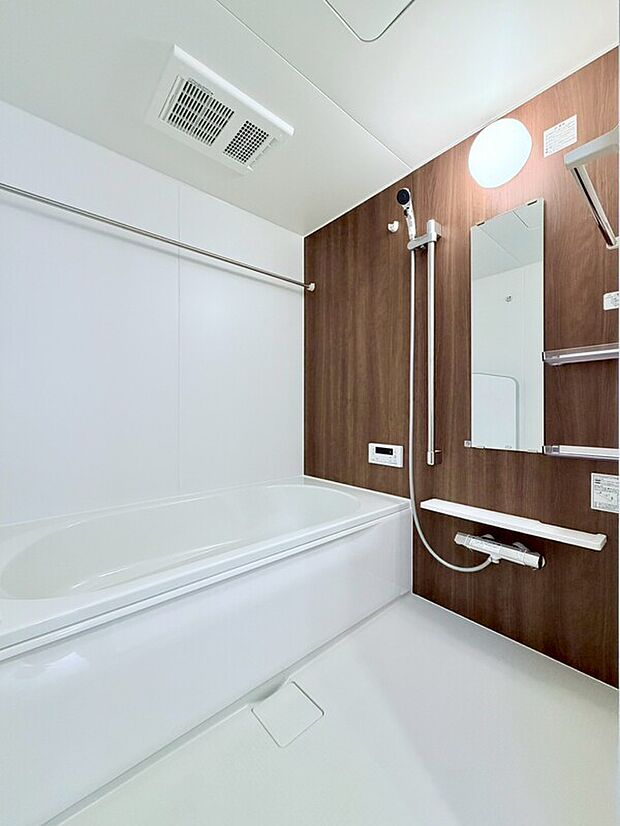 【ゆったり寛げる一坪サイズのユニットバス】ユニットバスはゆったりとくつろげる1坪タイプ。足までしっかりと伸ばせる浴槽は、心身ともに疲れを癒してくれます。お子様と一緒の入浴でも充分な広さです。