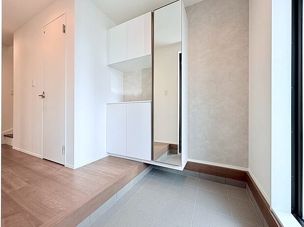 【家族を明るく迎えてくれる玄関】玄関は家の中に入る時一番最初に目に付く場所だからこだわりたいですよね！明るい雰囲気の色目でお部屋の雰囲気をそのまま表しているようです。