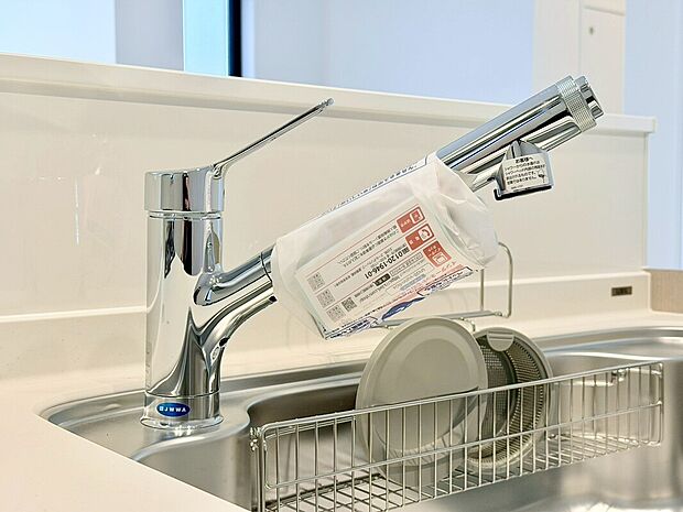 【浄水器内蔵一体型水栓】浄水器を内蔵したキッチン水栓。お米を研いだり、野菜を洗ったりするときなど用途に応じてワンタッチで浄水に切り替えが可能です。カートリッジ式なので、フィルターを簡単に交換する事が出来ます。