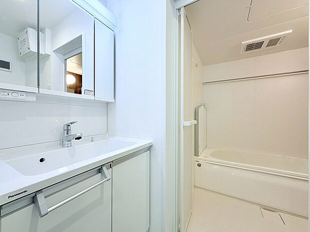 【三面鏡仕様の洗面化粧台】ゆとりの洗面スペースで朝の身支度も快適スムーズに。三面鏡で髪のセットやお化粧もストレスなくこなせ、朝から気分良く通勤通学に向かえそうですね！鏡の裏にはたっぷりと収納スペースを標準装備！