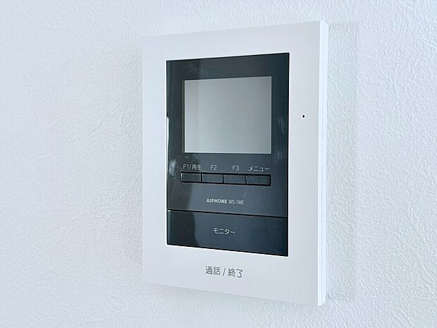 【ＴＶモニター付きインターホン】来訪者を目で確認できるＴＶモニター付きインターホン。直接顔を会わせなくてもインターホン越しに会話することができます。人と対面するのに注意が必要なこの時代に必須の設備ですね。