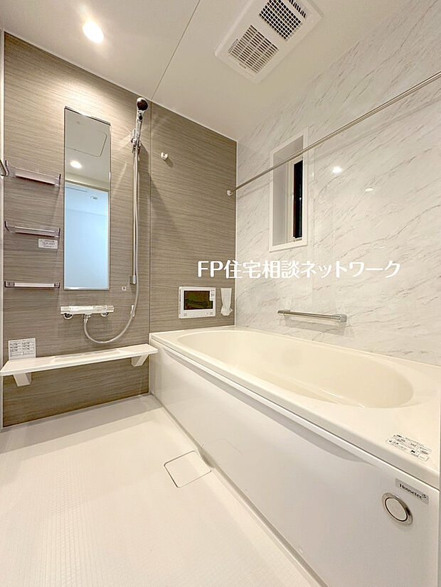 【ゆったり寛げる一坪サイズのユニットバス】ユニットバスはゆったりとくつろげる1坪タイプ。足までしっかりと伸ばせる浴槽は、心身ともに疲れを癒してくれます。